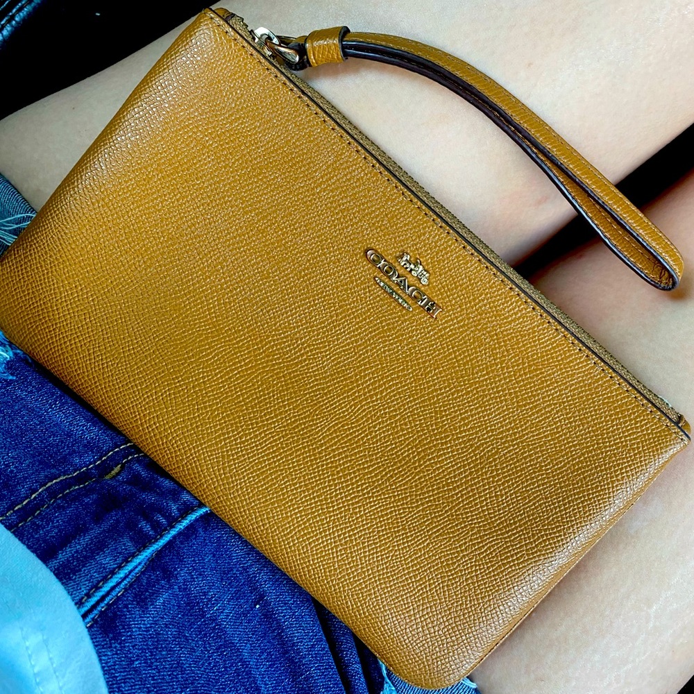 Coach wristlet 😍